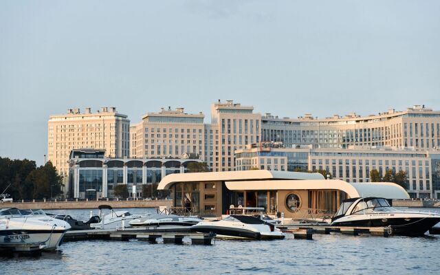 Частный дом Дом на воде Whitemare на Петроградской