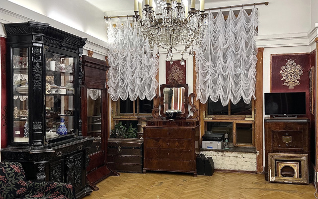 Квартира с антикварной мебелью