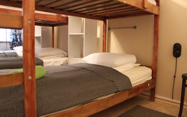 Old Flat Na Sovetskoy Hostel