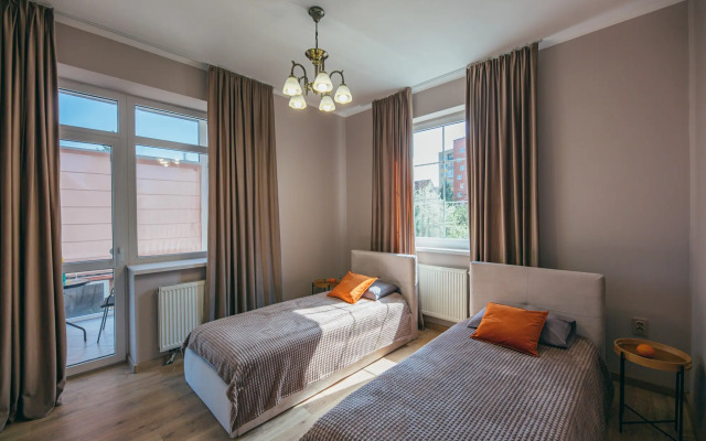 V Tsentre Goroda S Zelenym Sadom Private house
