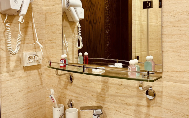 Ayvan Plaza Hotel