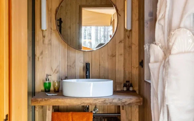 We Lodge Hotel