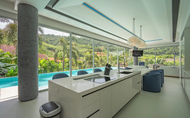 Luxury Infinity Pool Villa in Nai Harn Villa