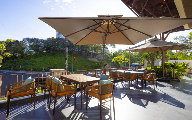 Отель Iconic Long Hai