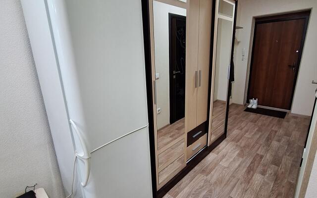 U Aeroporta Tolmachevo Flat