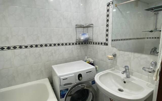 Stilnaya Trekhkomnatnaya Ryadom S Tsentrom Flat