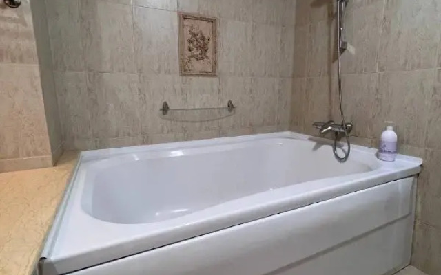 Shikarnaya Trekhkomnatnaya na Michurina Flat