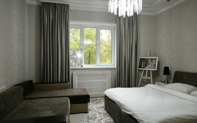 Belaya Trekhkomnatnaya Kvartira u Vokzala Apartments