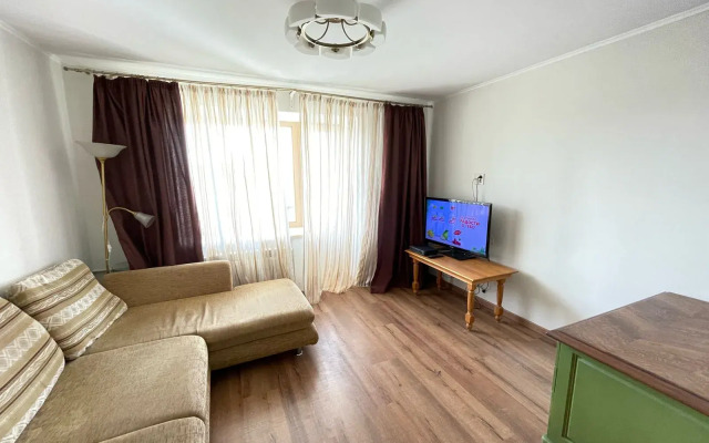 Prostornie S 3 Spalnyami I Bolshoy Stolovoy Apartments