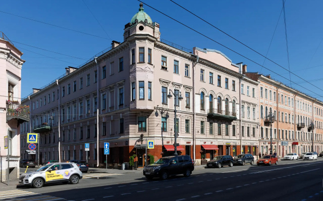 V stile disko u Strelki na Vasilevskom Flat