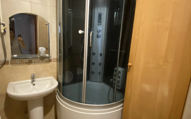 Prostornaya Odnokomnatnaya S Khoroshey Lokatsiey Flat