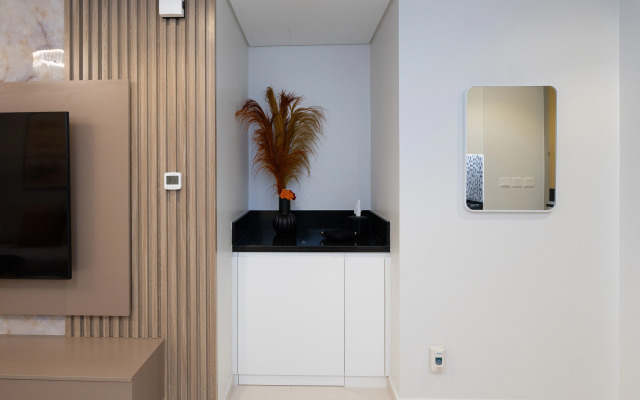 Apartment Keyrock Living: Exclusive Luxury at Aykon Tower