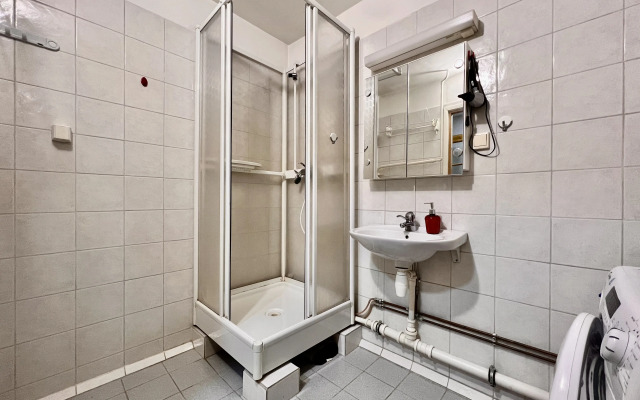 Na Shest Person V Tsentre Flat
