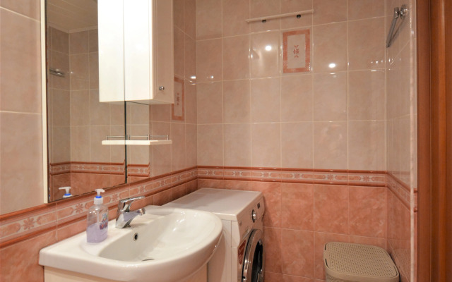 Квартира трёхкомнатная с двумя уборными лифтом и балконом