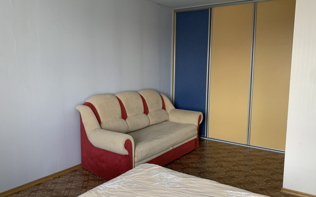 Prostornaya Dvuhurovnevaya Ryadom S Metro Flat