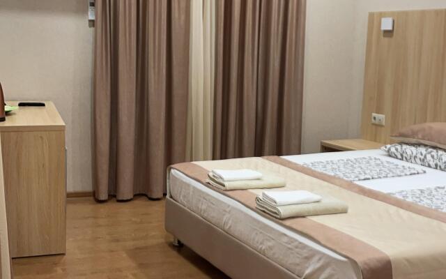 Tri Sezona Hotel