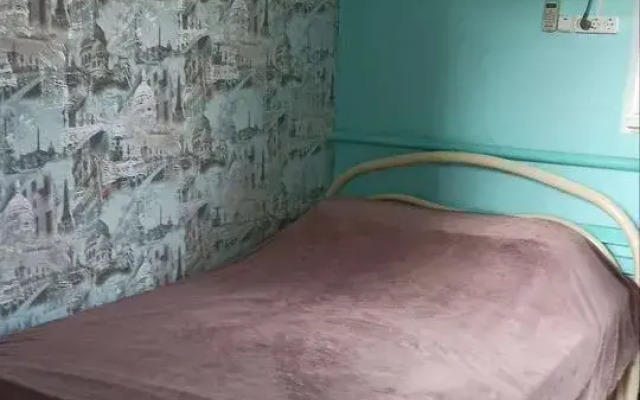 Частный дом С двумя спальнями и крыльцом с садовой мебелью