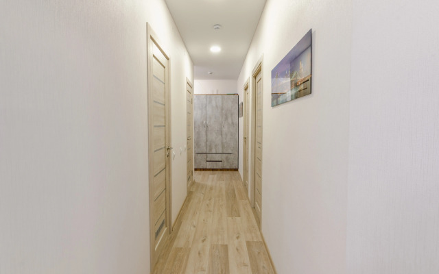 Trehkomnatnaya s parkovkoy Flat