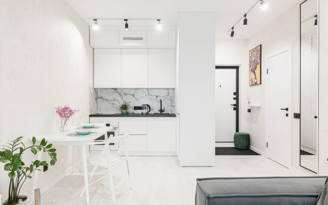 Dizaynerskiye na 24 Etazhe s Ponoramnymi Oknami Apartment