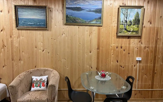 Uyutny Domik V Dvortsovom Sele Ostrov Guest House