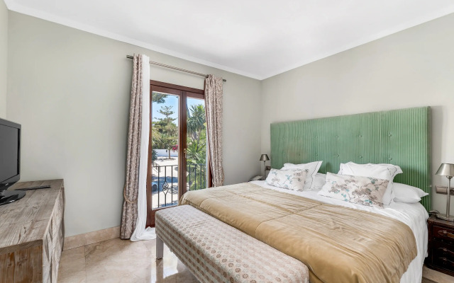 All About Villa Puente Romano