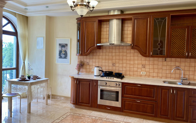 Апартаменты с французскими балконами на Чёрном озере