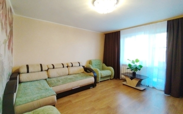 Prostornaya Na Oktyabryskom Prospekte Flat
