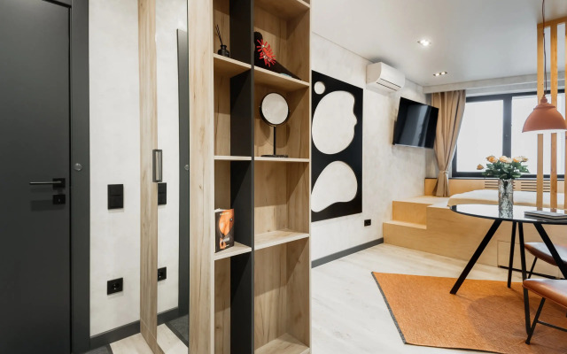 Shikarnaya Studiya U Flat