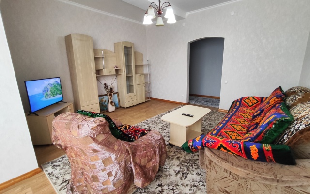 Prostornye Dvukhkomnatnye V Tsentre Bishkeka Apartments