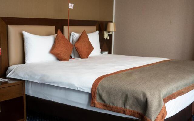 Parkside Hotel & Apartments