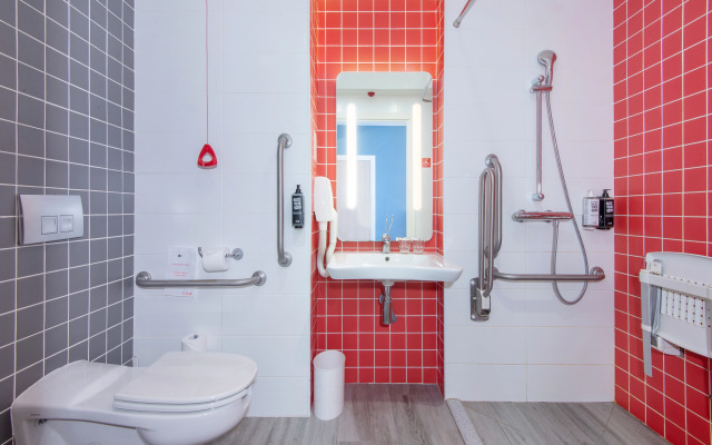 Ibis Oktyabr'skoe Pole Hotel