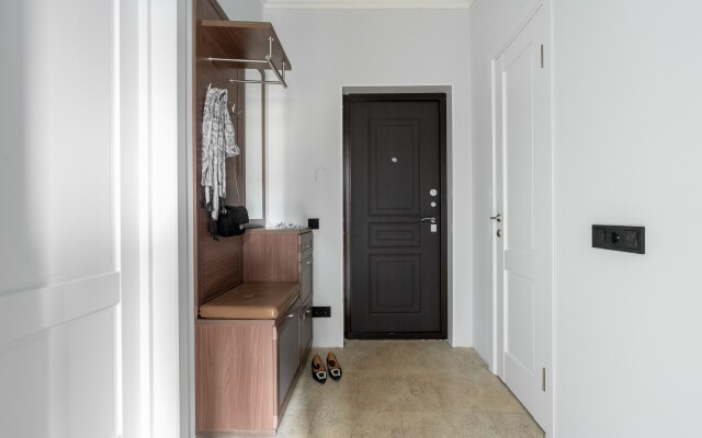 S konditsionerom i shikarnym dizaynerskim remontom Flat