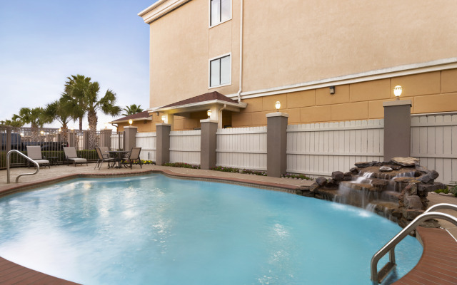 Days Inn & Suites by Wyndham Houston Hobby Airport