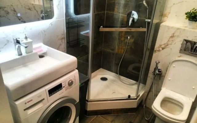 Svetlaya s dizajnerskim remontom okolo metro Apartment