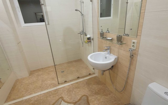 Na Novo-Revolyutsionnoy Guest House