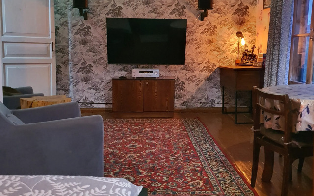 V Starinnom Osobnyake  voskresenskaya - Pamyatnik Provintsialnogo Klassitsizma Flat