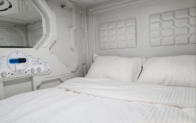 Capsula  Hostel