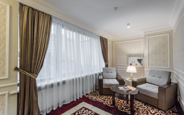 Huayue Mansion Hotel