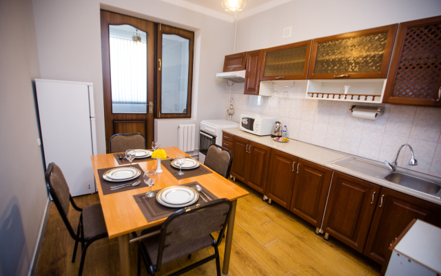 The Traveler's Apartment, Apartments