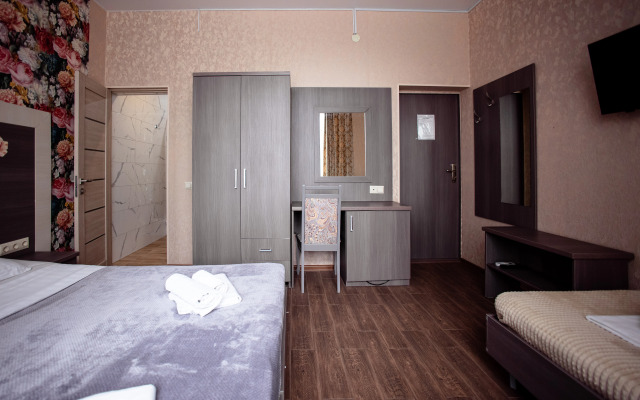 Rich Hotel