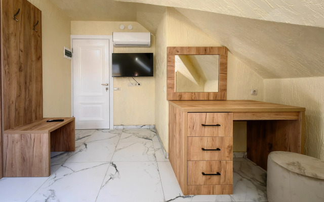 Квартира светлая на мансардном этаже с видом на горы