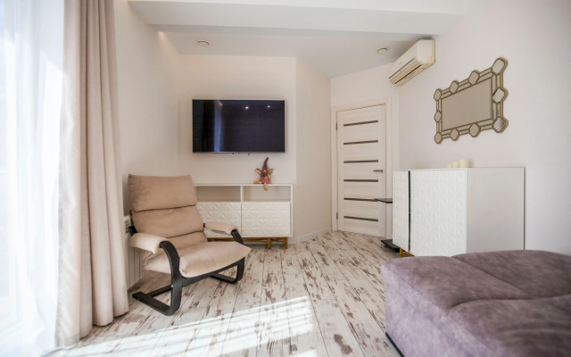 U Morya S Basseinom v Zhk Solnechniy apt31 Apartment