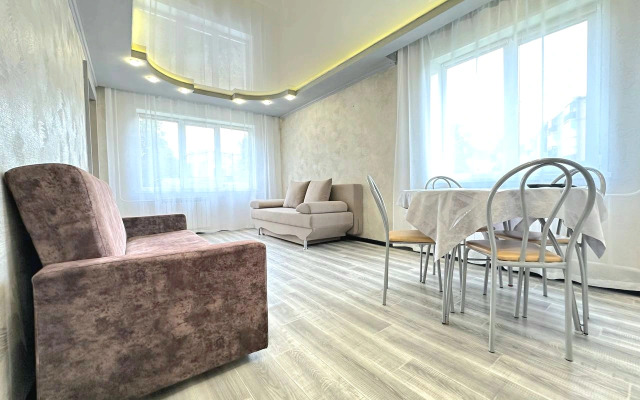 Tryokhkomnatnaya na Proletarskoy Flat