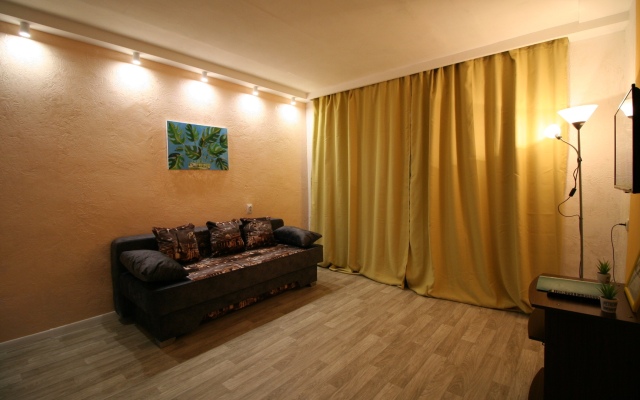 Oranzhevaya Na Mira Kirishi Flat