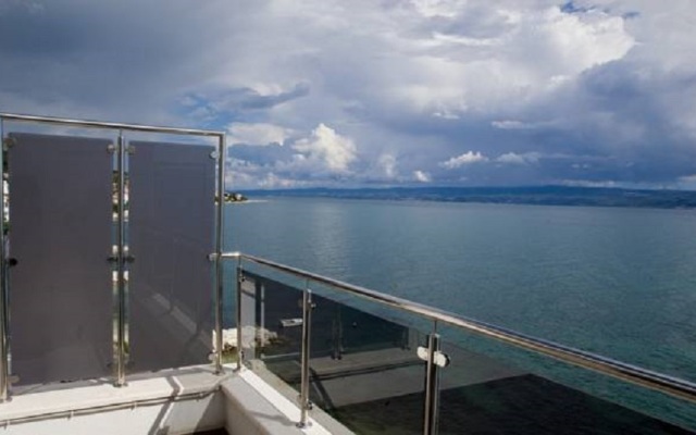 Spacious Beachfront Apartments Tanita