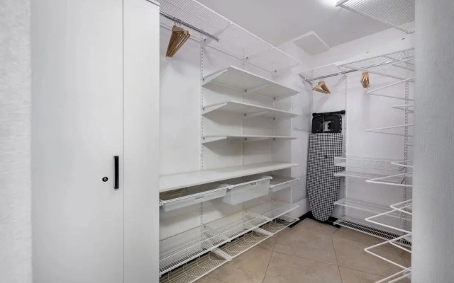 Апартаменты Шикарные трехкомнатные в элитном доме в центре Москвы