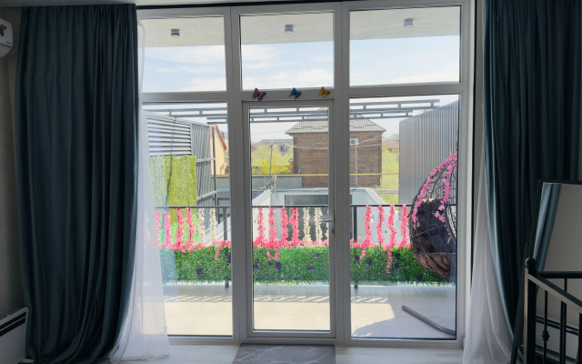 Гостевой дом Дом с бассейном на берегу