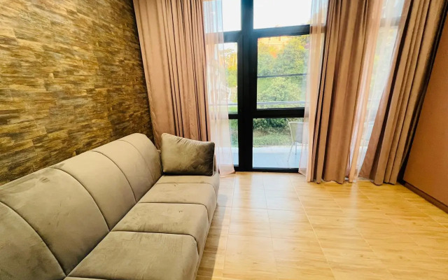 Chetyryokhmestnaya studiya s balkonom i basseynom na territorii Apartments