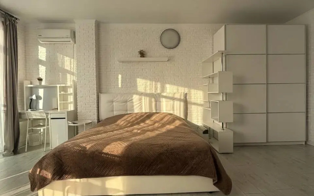 Studiya S Panoramnymi Oknami V Maestro Apartments