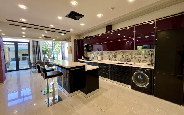 Luxury Villa With Pool and Jacuzzi